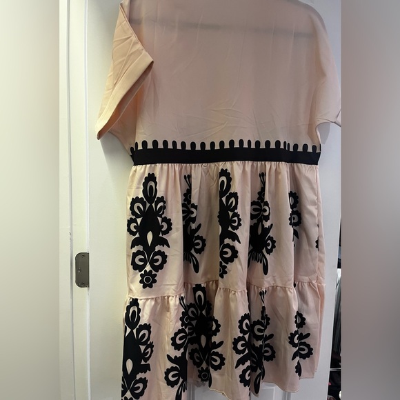 Elegant Black and White Patterned Dress - Picture 5 of 7